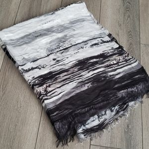 🧣Black and White Print Scarf